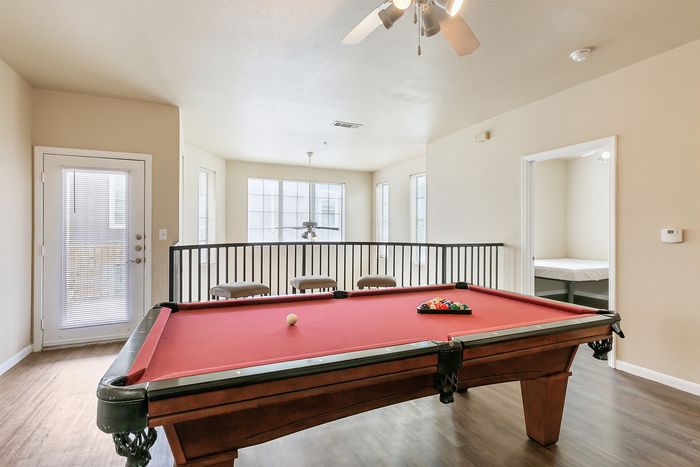 4BR/4BA Townhome Large Upstairs Loft (Pool Table + Mini Bar Included)