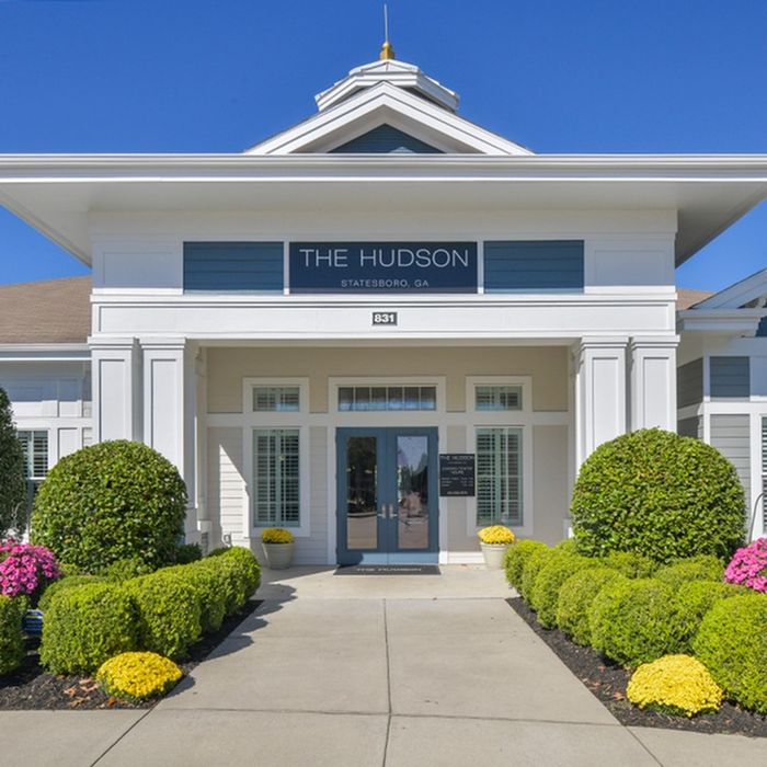 the hudson statesboro leasing office exterior entrance