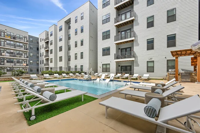 tenn student living knoxville pool area with lounger chairs
