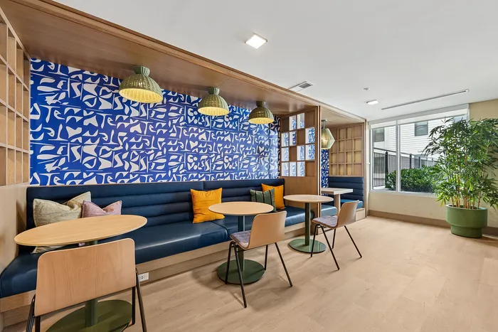 tenn student living knoxville studio lounge with booths and chairs
