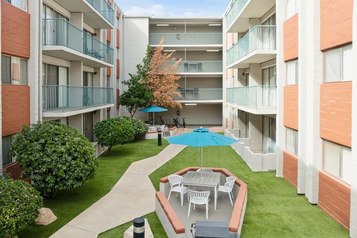 courtyard at student apartment in tucson az