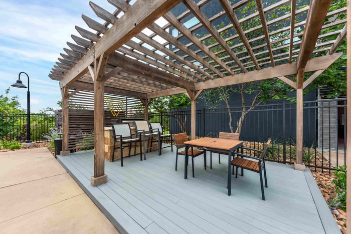 Outdoor grill and cabana area at The View at Cedar Park