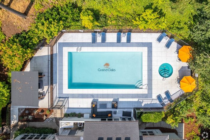 Swimming pool and hot tub at Grand Oaks apartment community in Corvallis, Oregon.