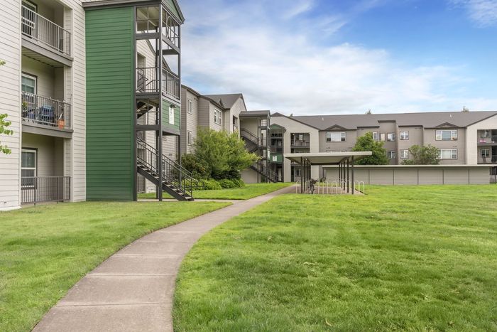 Courtyards at Stadium Park Apartment Community in Eugene, Oregon