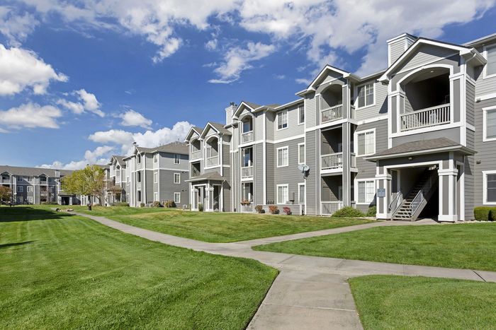 Green courtyards at Pinnacle Mountain View apartments in Clearfield, UT