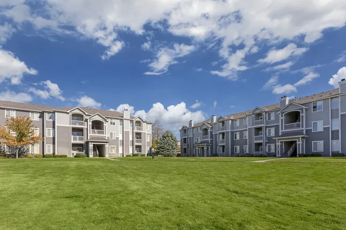 Large courtyards at Pinnacle Mountain View apartments in Clearfield, UT