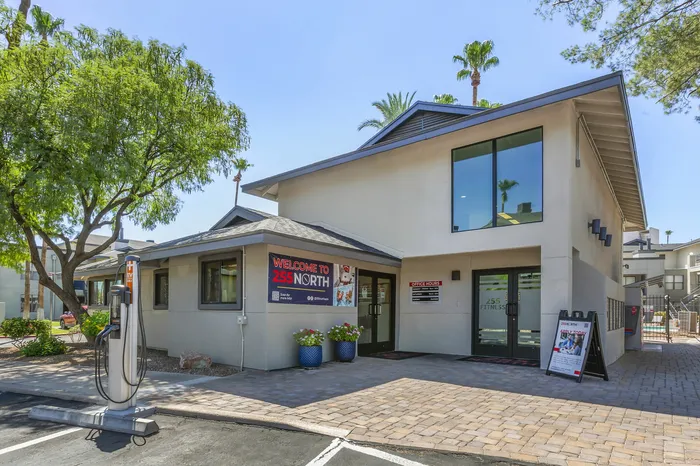255 North leasing center cyber cafe with modern workstations for residents in Tucson Arizona