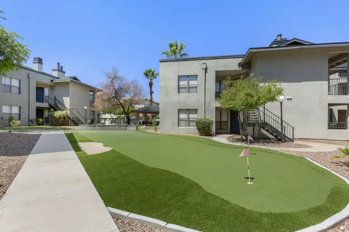 255 North putting green outdoor amenity for residents to enjoy at Tucson Arizona apartment community
