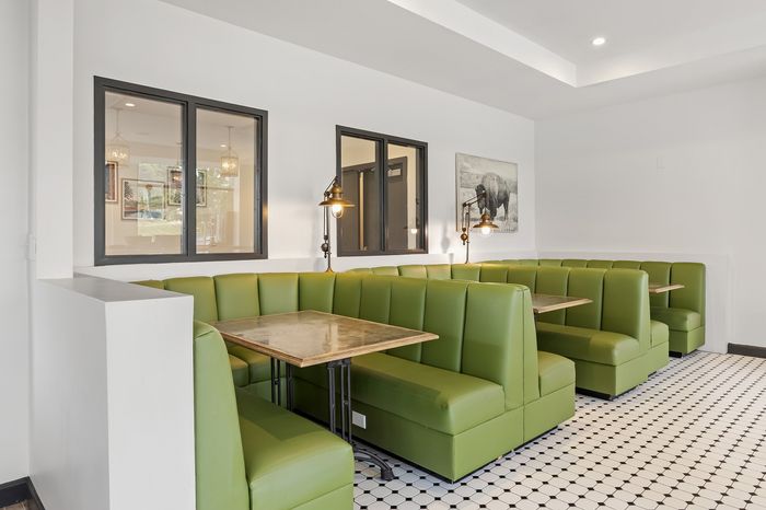 303 Flats stylish resident lounge area with comfortable seating for students in Knoxville TN