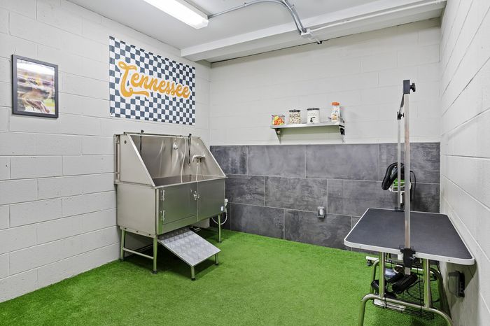 303 Flats pet spa and dog wash station for grooming pets on-site in Knoxville Tennessee