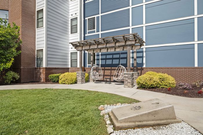 303 Flats inviting outdoor common area with modern amenities for residents in Knoxville Tennessee