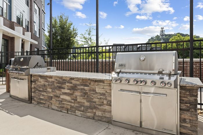 303 Flats outdoor BBQ and grilling area for resident cookouts and social gatherings in Knoxville TN