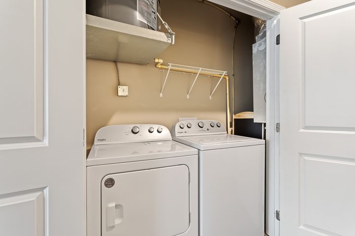 303 Flats private in-unit washer and dryer laundry included in student apartments in Knoxville TN