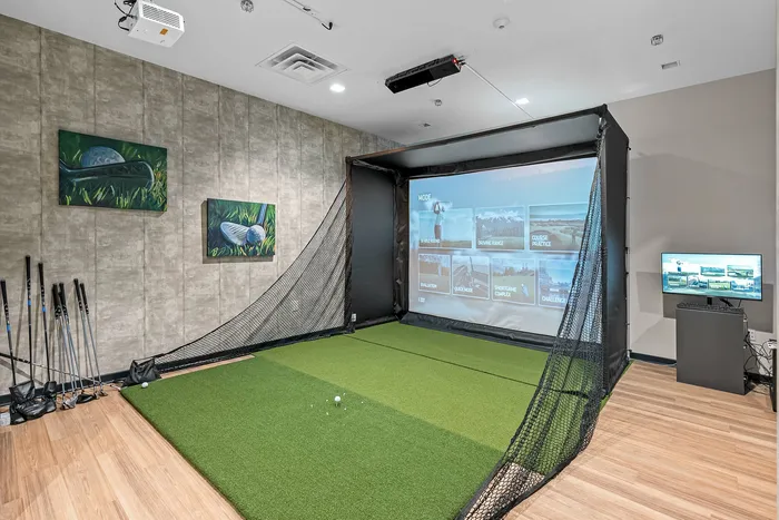 Indoor golf simulator lounge amenity at Niche luxury apartments in Tampa, FL