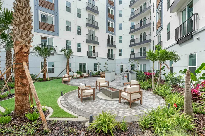 Courtyard outdoor kitchen and entertaining area at Niche luxury apartments in Tampa, FL