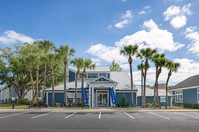 The Phoenix Orlando leasing office exterior and clubhouse located in Orlando, FL