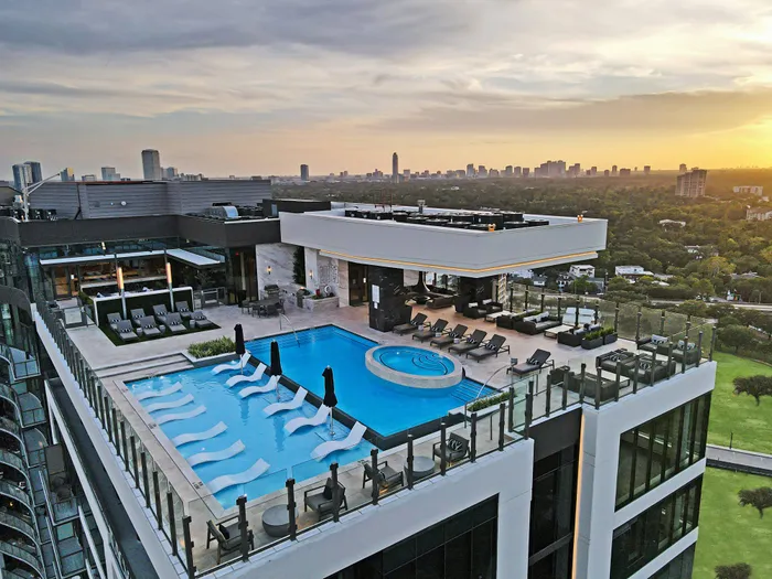 Rooftop infinity edge pool with 360° infinity edge conversation pit