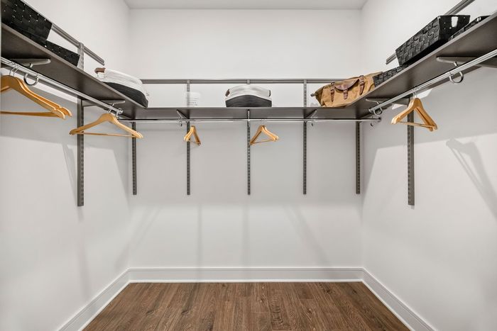 Closet with customizable wire shelves