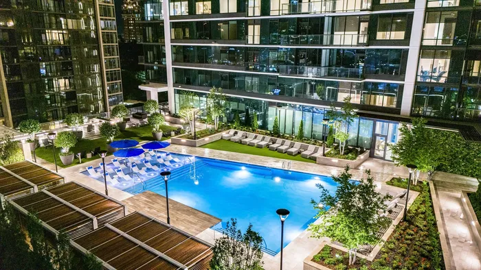 Hanover Midtown - Nighttime Pool View