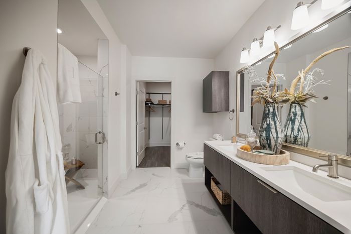 Hanover North Capitol - Modern Bathroom