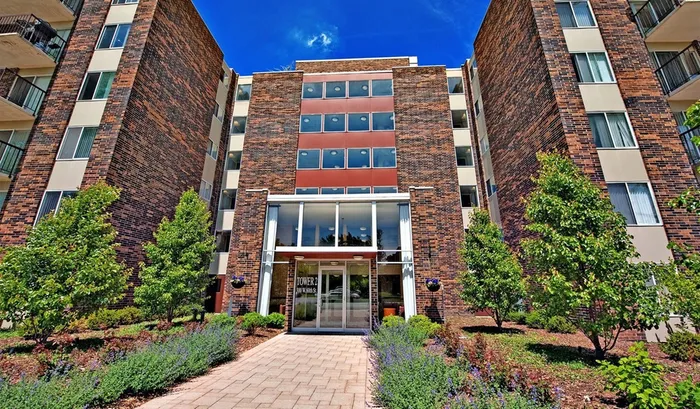 Apartment Homes in Westmont, IL | Twin Lake Towers