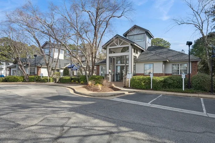 ReNew Marina Shores Leasing Office Exterior