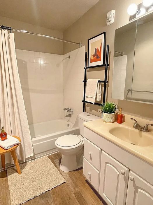 ReNew Riverton Park - Modern Bathroom