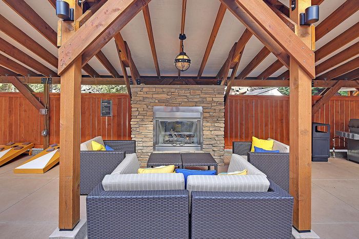 ReNew Northline (Northline Apartments) - Outdoor Lounge Area