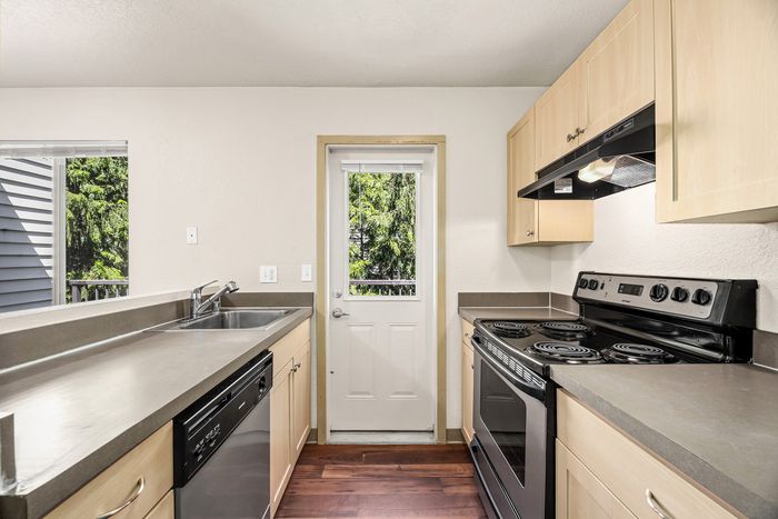 ReNew Northline (Northline Apartments) - Modern Kitchen