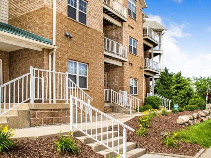 Apartments in Fitchburg, Wisconsin. The Landmark at Hatchery Hill offers spacious studio, 1 bedroom, 1 bedroom + den, and 2 bedroom apartments with fireplaces.