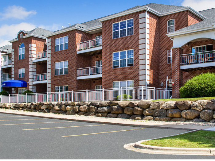 Barrington Place Apartments in Madison, Wisconsin offering spacious 1 bedroom, 1 bedroom plus den, and 2 bedroom apartment homes.
