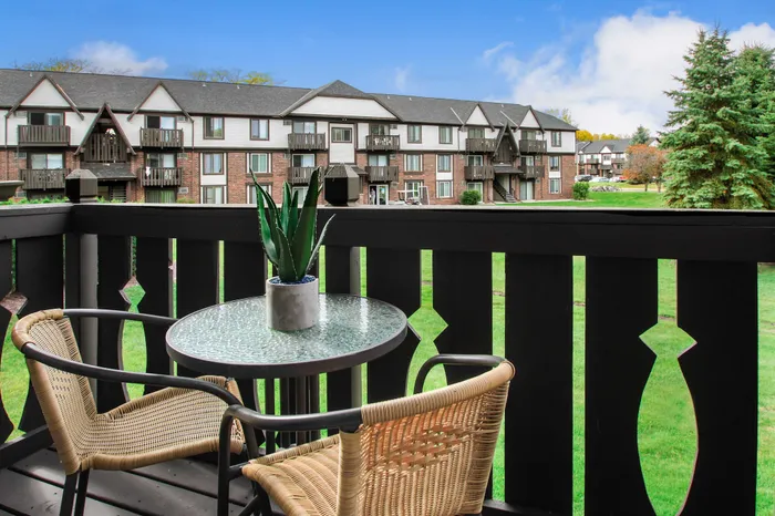 Exterior view of Creekwood Apartments in Green Bay, Wisconsin highlighting community surroundings.