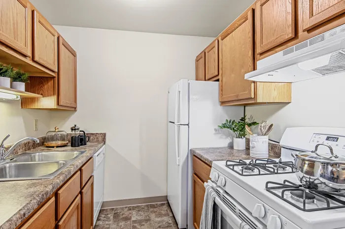 Apartment kitchen at Creekwood Apartments in Green Bay, Wisconsin featuring spacious layouts and functional design.