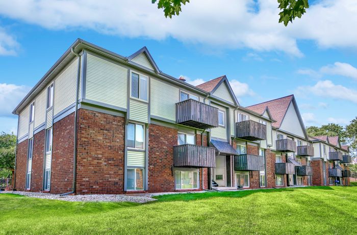 Creekwood Apartments in Green Bay, Wisconsin offering spacious 1 bedroom and 2 bedroom apartment homes.