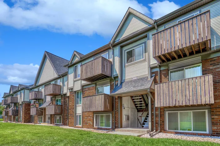 Creekwood Apartments in Green Bay, Wisconsin offering spacious 1 bedroom and 2 bedroom apartment homes.
