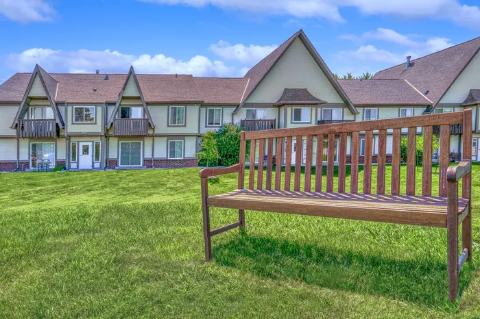 Creekwood Apartments in Green Bay, Wisconsin offering spacious 1 bedroom and 2 bedroom apartment homes.