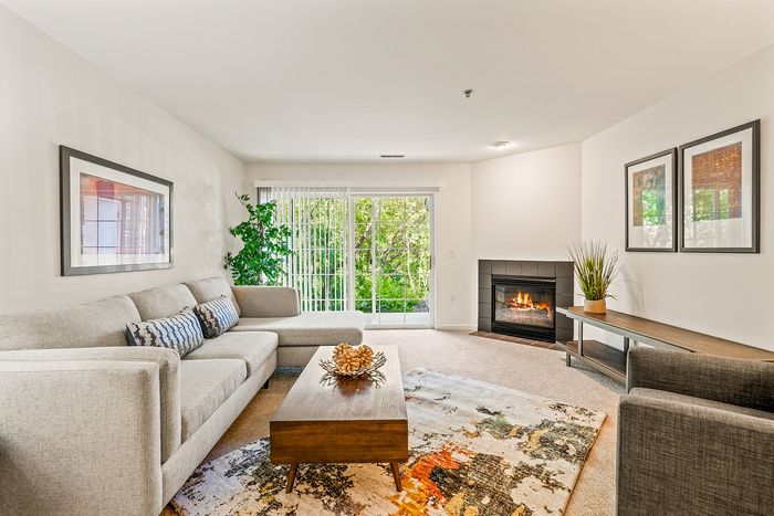 Apartments in Fitchburg, Wisconsin. The Landmark at Hatchery Hill offers spacious studio, 1 bedroom, 1 bedroom + den, and 2 bedroom apartments with fireplaces.