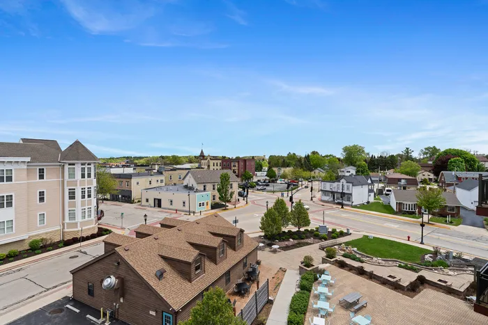 Apartments and town homes in Grafton, Wisconsin.  1505 offers 1 bedroom,  2 bedroom, and 3 bedroom luxury apartments and 2 bedroom town homes.