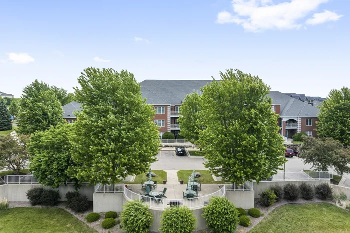 Barrington Place Apartments in Madison, Wisconsin offering spacious 1 bedroom, 1 bedroom plus den, and 2 bedroom apartment homes.