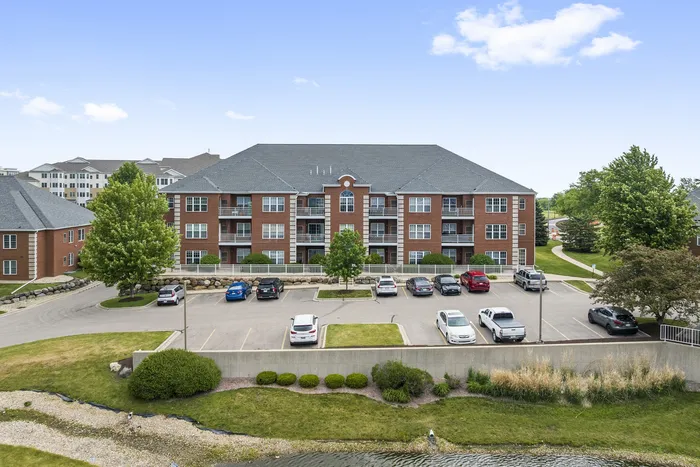 Barrington Place Apartments in Madison, Wisconsin offering spacious 1 bedroom, 1 bedroom plus den, and 2 bedroom apartment homes.