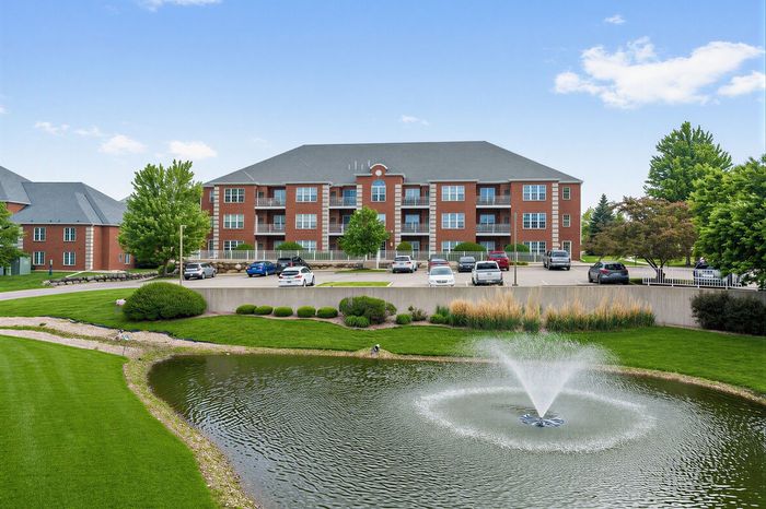 Barrington Place Apartments in Madison, Wisconsin offering spacious 1 bedroom, 1 bedroom plus den, and 2 bedroom apartment homes.