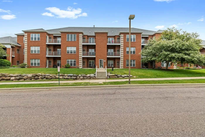 Barrington Place Apartments in Madison, Wisconsin offering spacious 1 bedroom, 1 bedroom plus den, and 2 bedroom apartment homes.