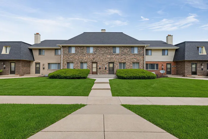 Exterior community view at Stone Point Apartments in Menomonee Falls, WI