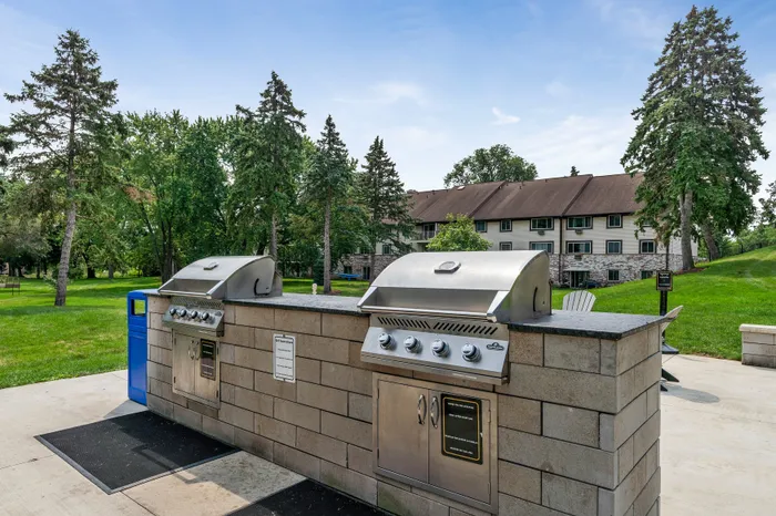 Outdoor grill and picnic area at Valley View Apartments designed for casual meals and gatherings.