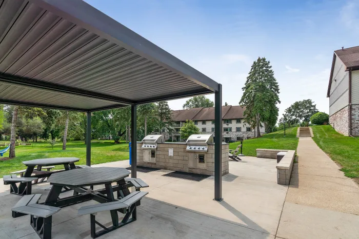 Outdoor grill and picnic area at Valley View Apartments designed for casual meals and gatherings.