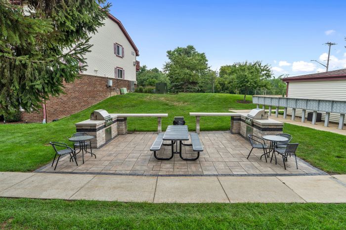 Community grilling area with seating at Ridge View Apartments.