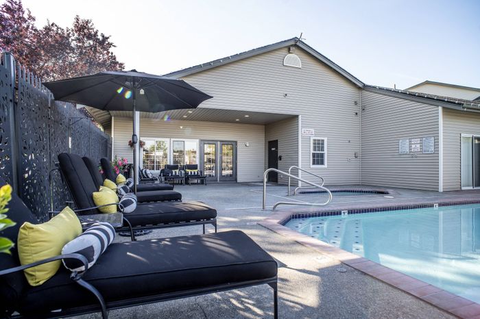 Pool l Kensington Gate l Tacoma Apartments