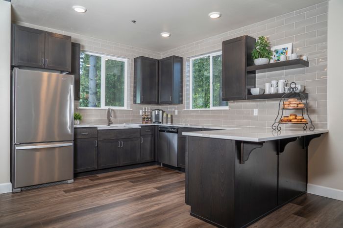 1500 Orchard Resident's Lounge and Clubhouse Kitchen l Luxury Apartments for Rent in Tacoma, WA l 1500 Orchard