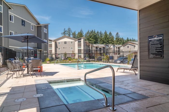 1500 Orchard Pool, Spa, and Outdoor Lounge l Luxury Apartments for Rent in Tacoma, WA l 1500 Orchard