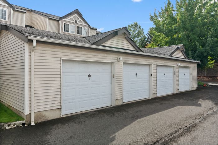 Garage Parking l Apartments for Rent in Puyallup, WA l Canyon Park Apartments